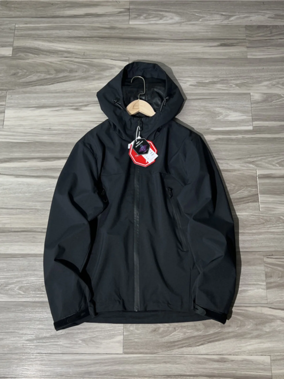 Модная повседневная мужская ветрозащитная куртка для активного отдыха и поездок на работу, весна-осень, приталенный крой, на молнии, с капюшоном, из полиэстера, с длинными рукавами
Модная повседневная мужская ветрозащитная куртка для активного отдыха и поездок на работу, весна-осень, приталенный крой, на молнии, с капюшоном, из полиэстера, с длинными рукавами