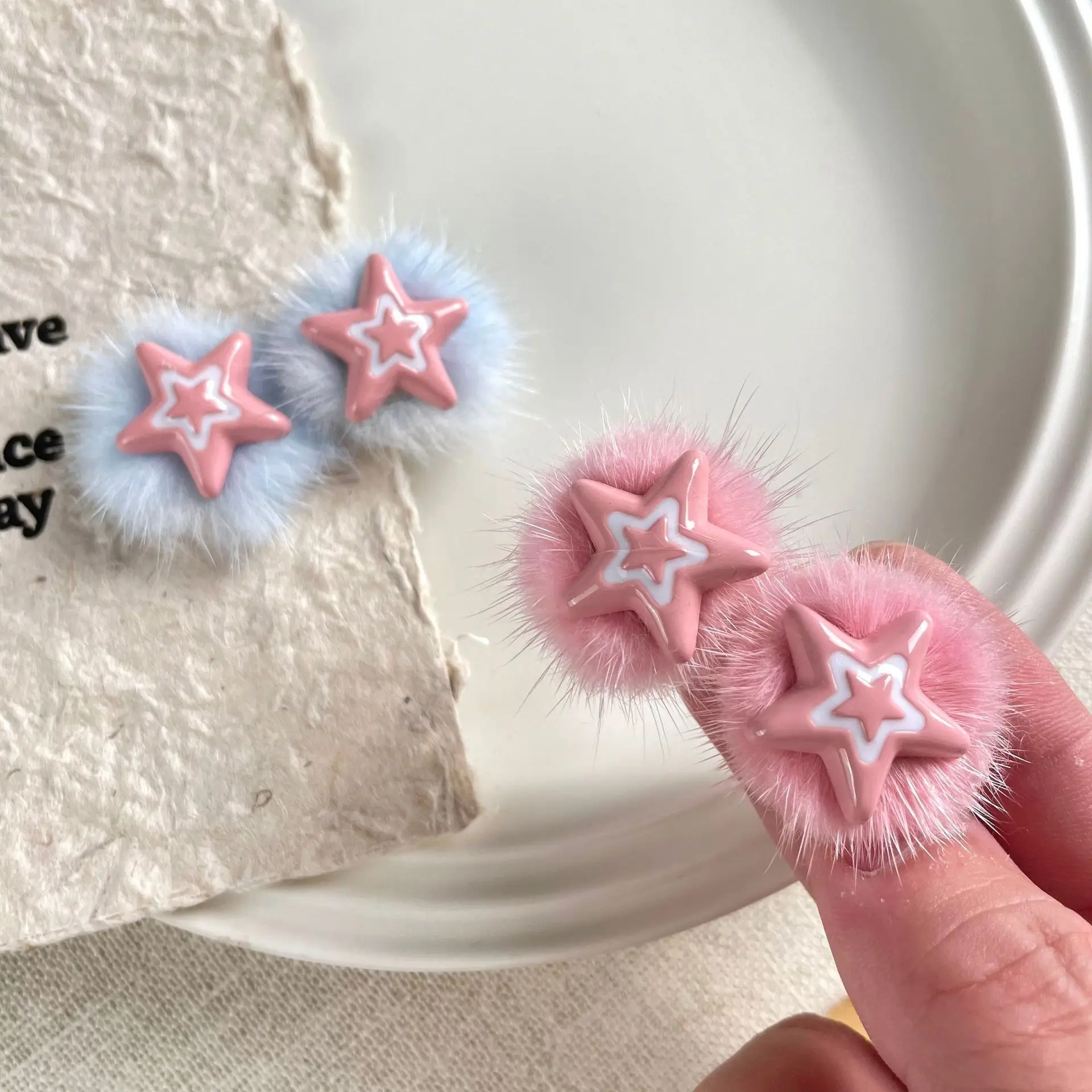 Осенне-зимняя милая плюшевая заколка для волос со звездами, аксессуары для волос, плюшевые заколки допамина BB, головной убор, милые пушистые заколки в виде утконоса
Осенне-зимняя милая плюшевая заколка для волос со звездами, аксессуары для волос, плюшевые заколки допамина BB, головной убор, милые пушистые заколки в виде утконоса