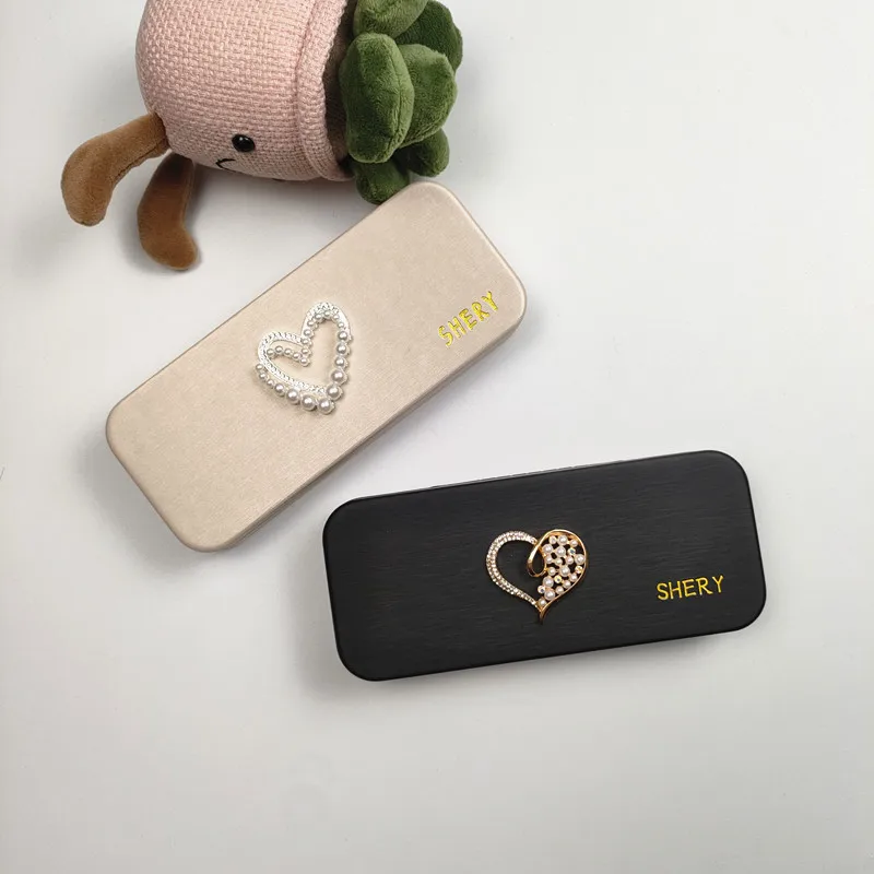 Set with diamonds Heart-shaped pearl pattern Women Steel Leather Portable Hard Reading Glasses Box Eyeglass Case Spectacle Cases
Set with diamonds Heart-shaped pearl pattern Women Steel Leather Portable Hard Reading Glasses Box Eyeglass Case Spectacle Cases