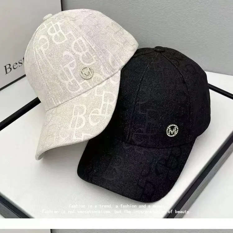 High-end branded diamond-studded M logo fashionable baseball cap with children's letters and floral pattern for spring/summer casual sun protection and shade.
High-end branded diamond-studded M logo fashionable baseball cap with children's letters and floral pattern for spring/summer casual sun protection and shade.