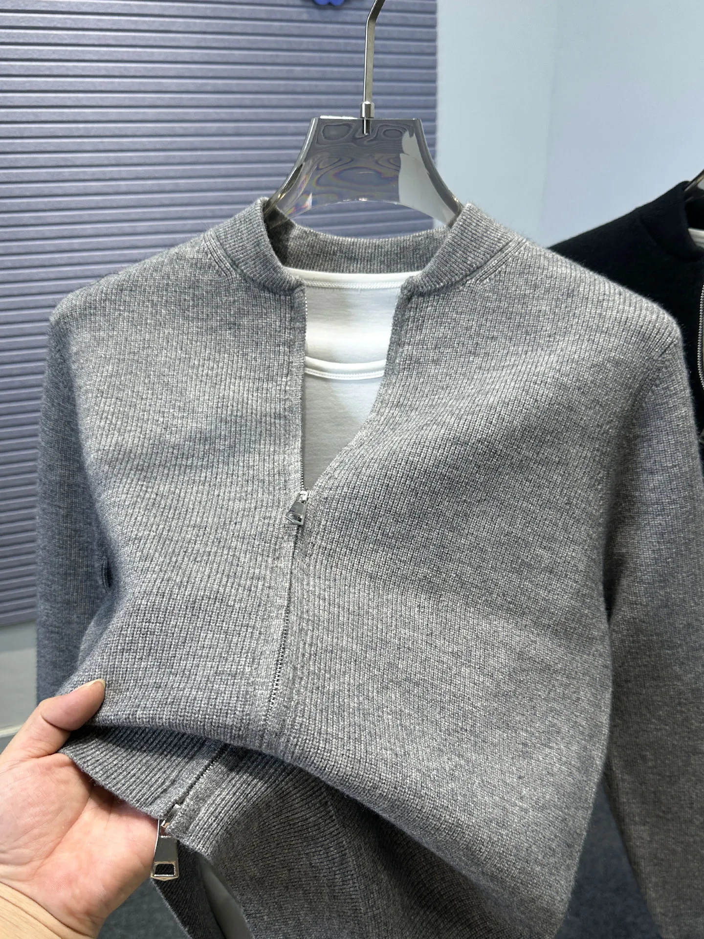 Мужской вязаный свитер с двойной молнией и воротником-стойкой, повседневная однотонная куртка-жакет
Мужской вязаный свитер с двойной молнией и воротником-стойкой, повседневная однотонная куртка-жакет