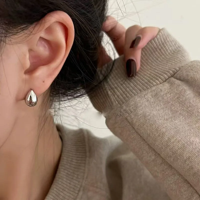925 Sterling Silver Geometric Chic Mini Water Droplets Stud Earring for Women Fine Jewelry High Luxury Vintage Accessories
925 Sterling Silver Geometric Chic Mini Water Droplets Stud Earring for Women Fine Jewelry High Luxury Vintage Accessories
