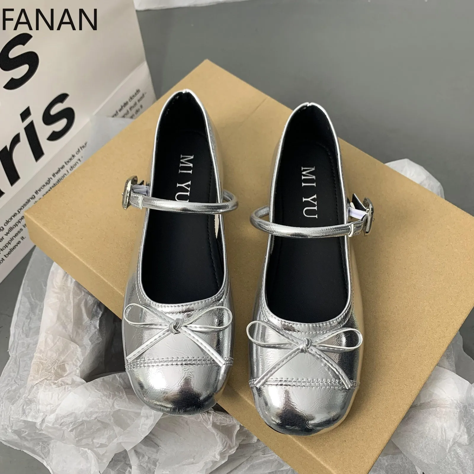 Модные серебряные туфли на плоской подошве, милые элегантные туфли Мэри Джейн на низком каблуке, балетки с бабочками, женские туфли на французской платформе 2025 г.
Модные серебряные туфли на плоской подошве, милые элегантные туфли Мэри Джейн на низком каблуке, балетки с бабочками, женские туфли на французской платформе 2025 г.
