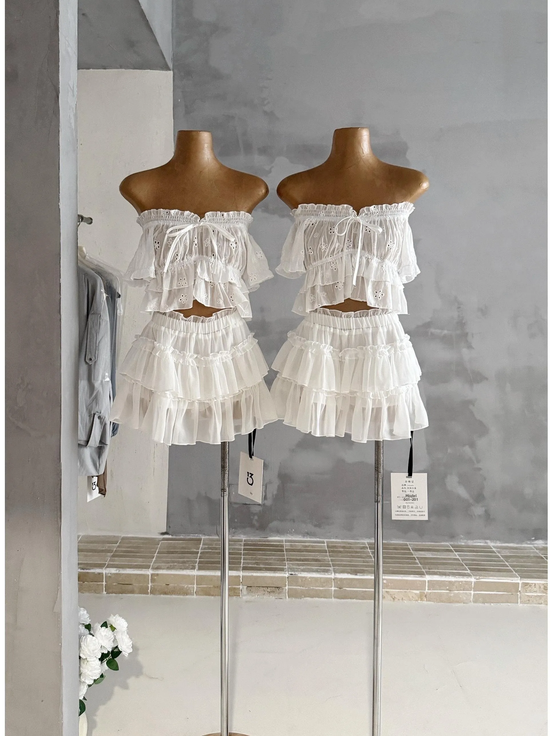 Travel Fashion Set 13STDIO2026 Hollow out One Shoulder Short Top And Egg Skirt High Waist Short Skirt with Lace Trim
Travel Fashion Set 13STDIO2026 Hollow out One Shoulder Short Top And Egg Skirt High Waist Short Skirt with Lace Trim