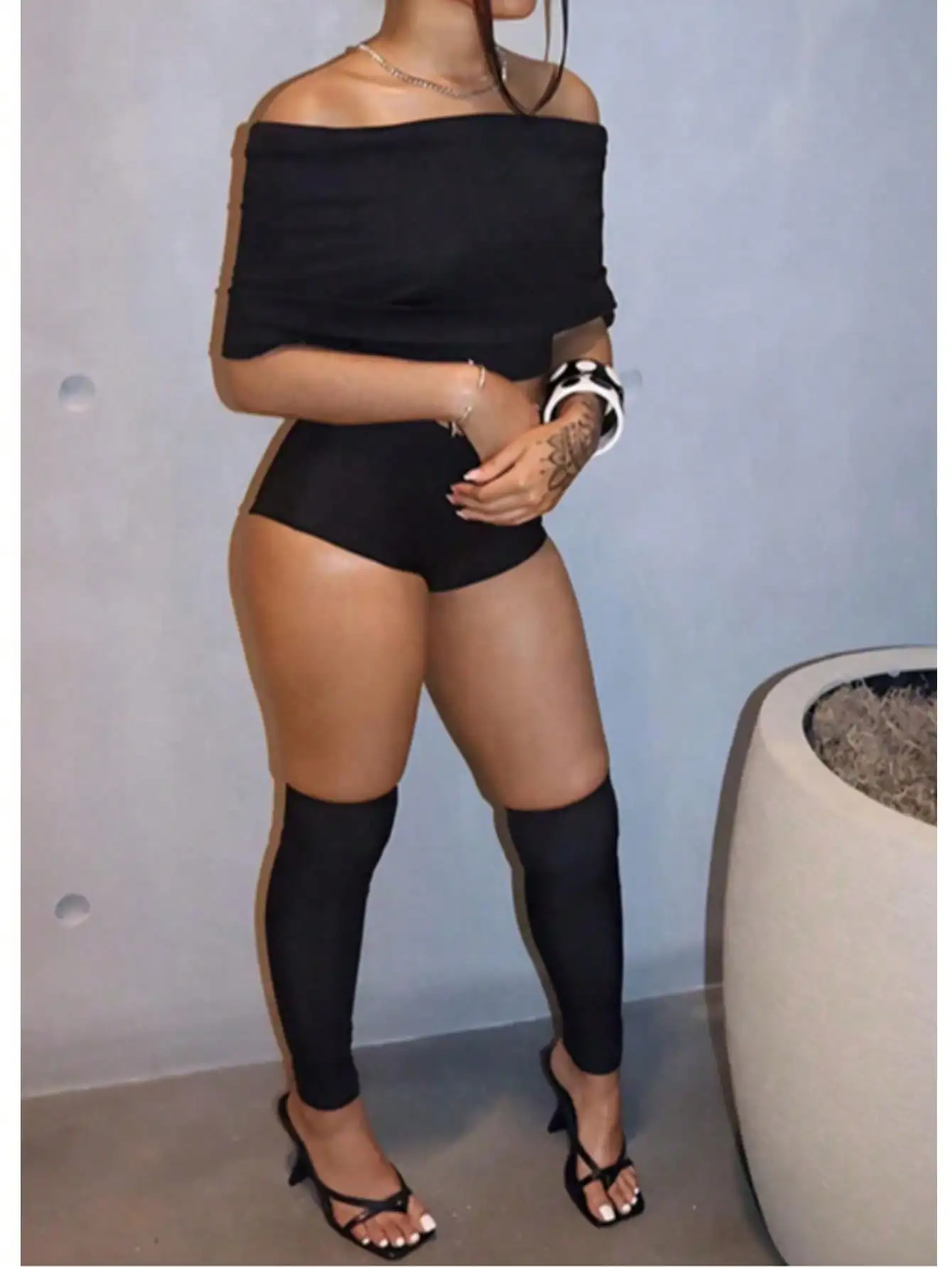 Женский комплект из укороченного топа с открытыми плечами и шорт с высокой талией для вечеринок и выходов в свет
Женский комплект из укороченного топа с открытыми плечами и шорт с высокой талией для вечеринок и выходов в свет