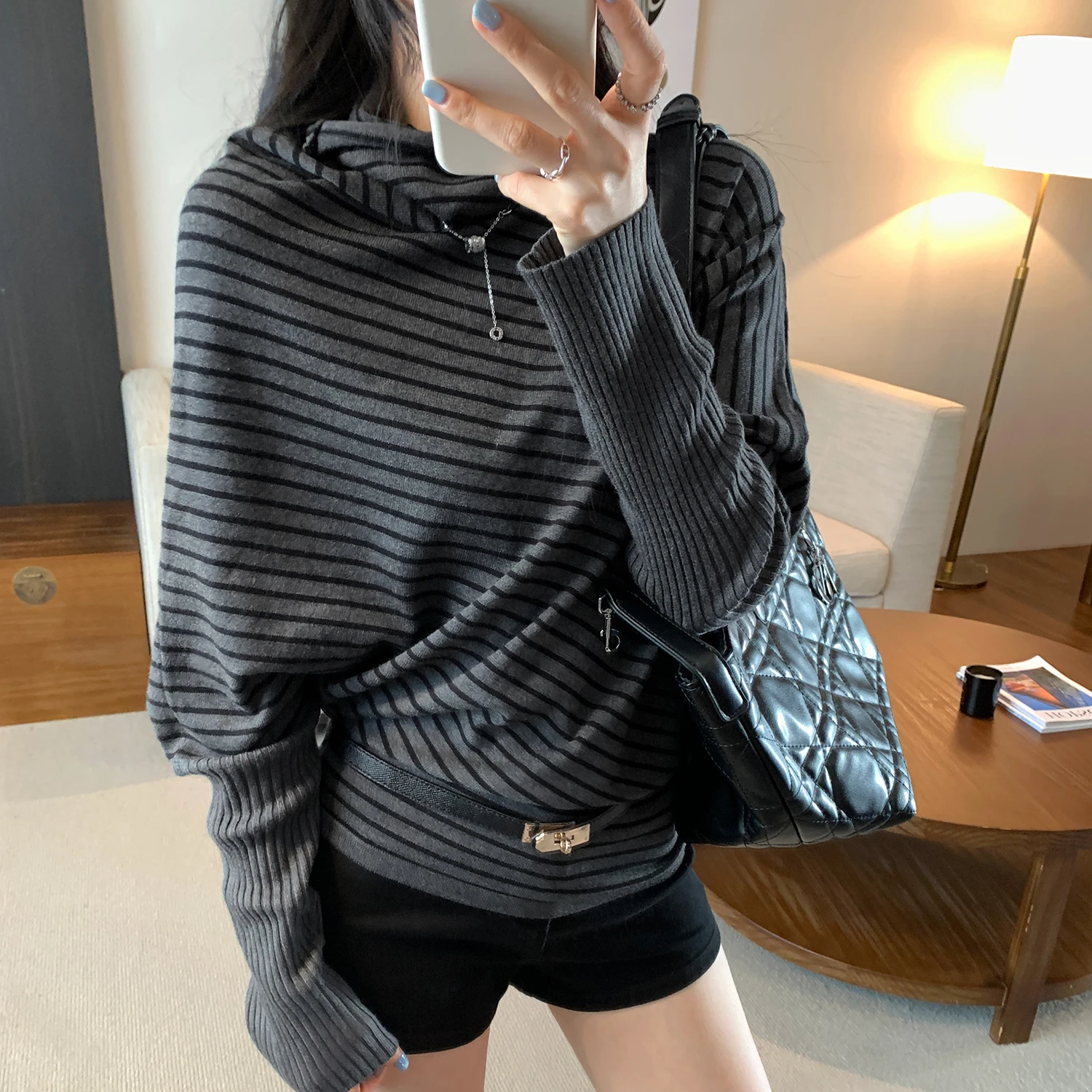 Y2K вязаный свитер женский в корейском полоску с полувысоким воротником нестандартного дизайна внутренний топ осень-зима
Y2K вязаный свитер женский в корейском полоску с полувысоким воротником нестандартного дизайна внутренний топ осень-зима