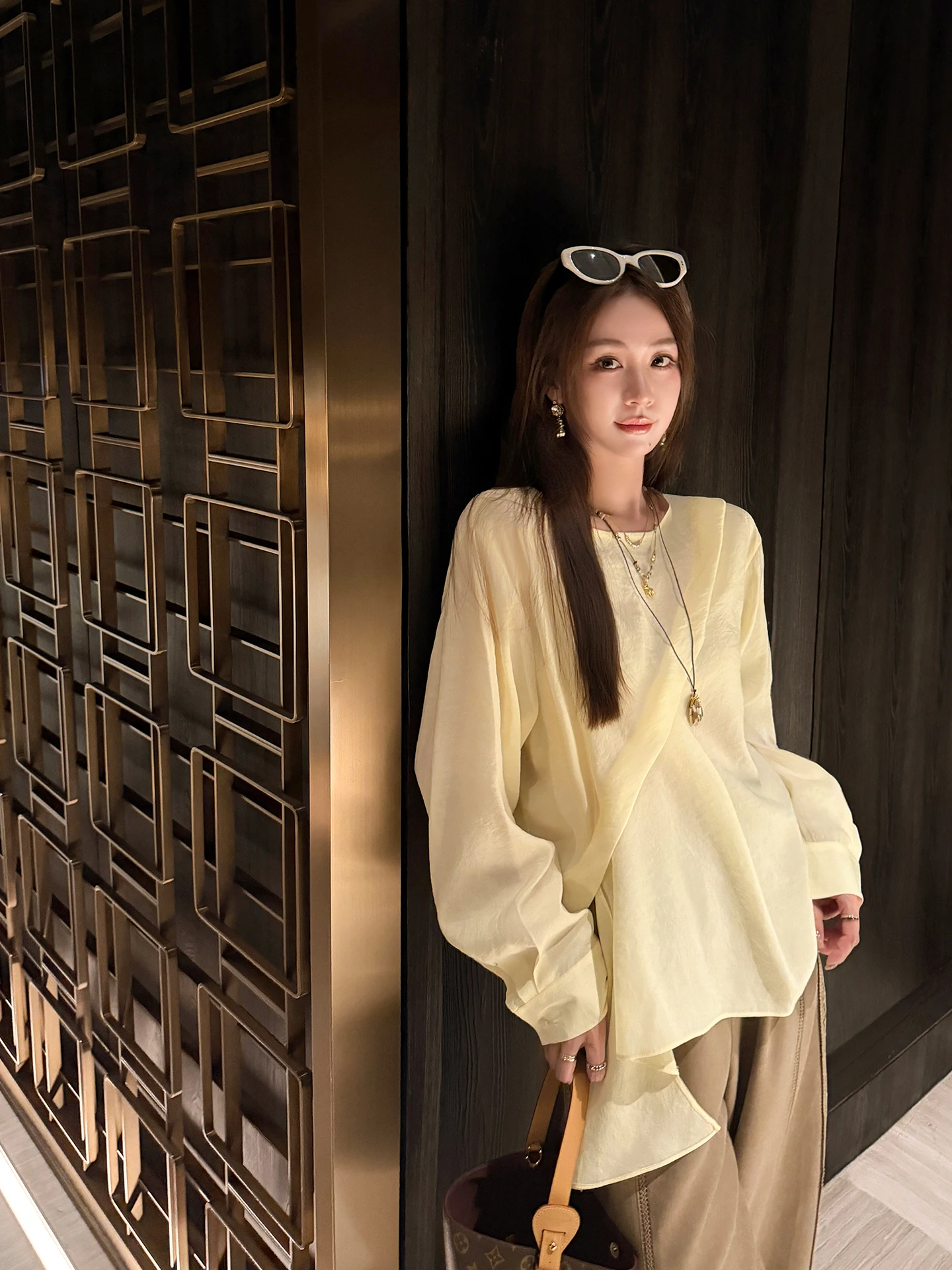 Желтая шелковая шифоновая рубашка Zhang Sheshi, легкая, весна 2026, для повседневной носки, корейский стиль, прямой крой, длинный рукав, круглый вырез
Желтая шелковая шифоновая рубашка Zhang Sheshi, легкая, весна 2026, для повседневной носки, корейский стиль, прямой крой, длинный рукав, круглый вырез