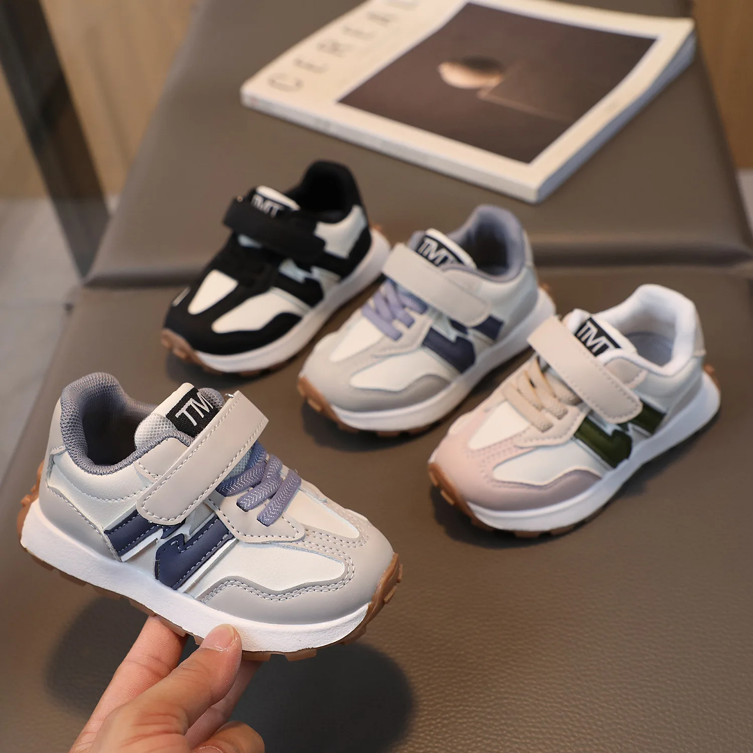 Детские осенние новые кроссовки на шнуровке спереди для девочек, низкие кеды с защитой от столкновений, обувь для папы, удобная детская обувь на мягкой подошве для мальчиков
Детские осенние новые кроссовки на шнуровке спереди для девочек, низкие кеды с защитой от столкновений, обувь для папы, удобная детская обувь на мягкой подошве для мальчиков