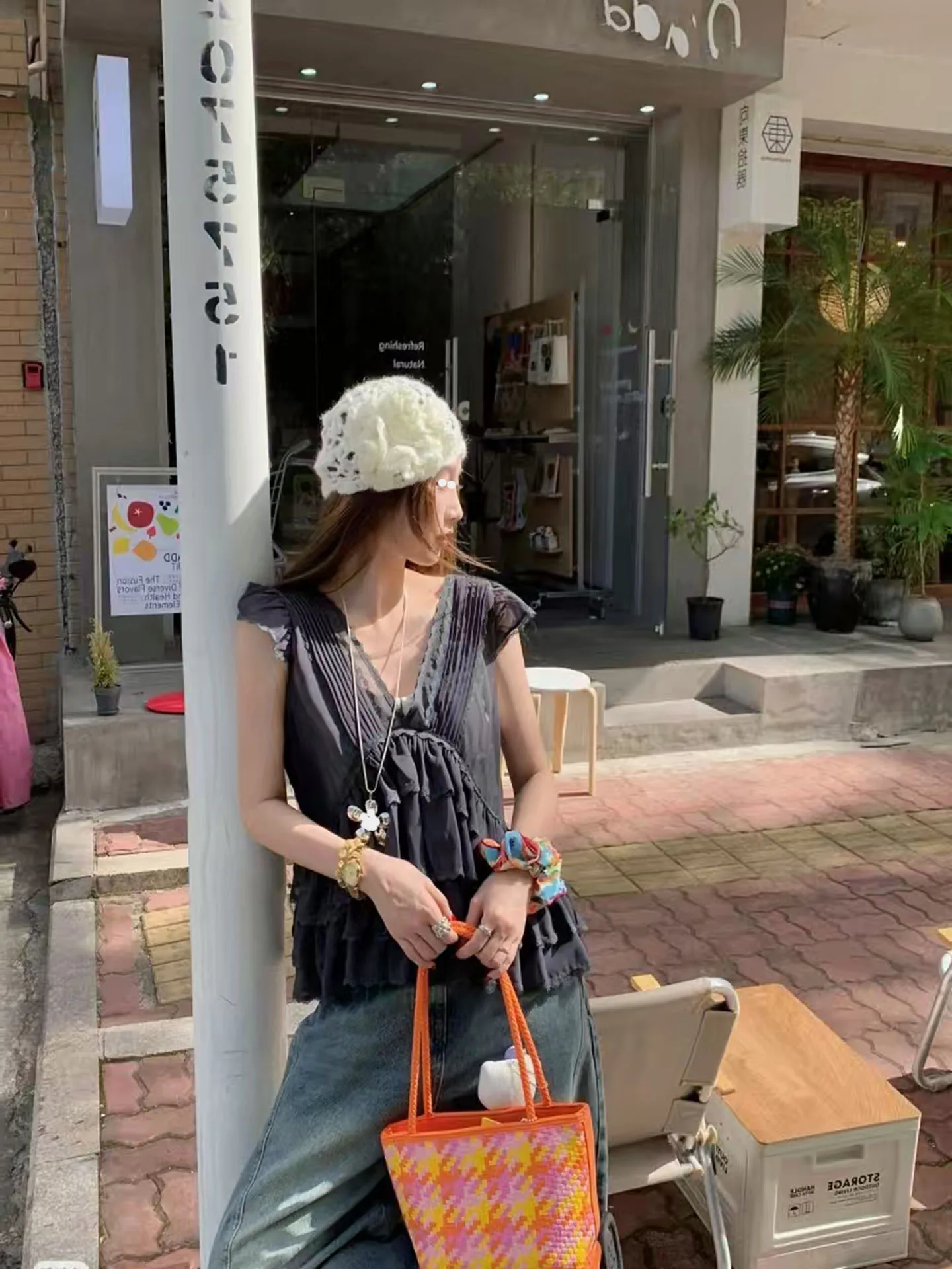 Lace Trim V-Neck Sleeveless Thin Airy Tunic Top Asymmetrical Korean Style Breathable Lightweight Summer Fashion for Women
Lace Trim V-Neck Sleeveless Thin Airy Tunic Top Asymmetrical Korean Style Breathable Lightweight Summer Fashion for Women