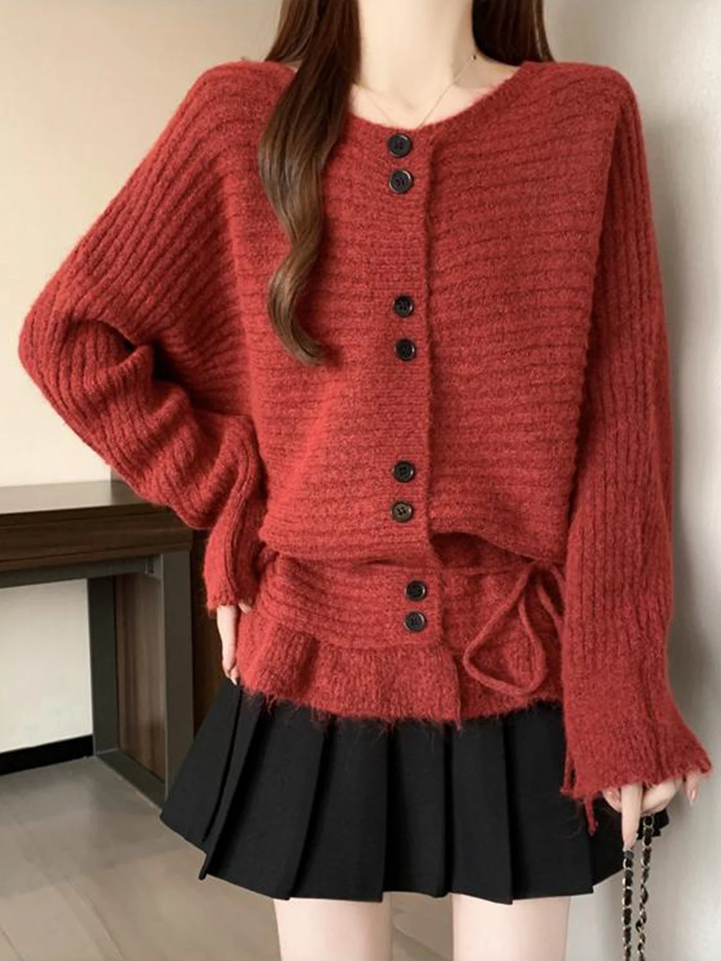 Красный вязаный свитер женский больших размеров с поясом на талии, в корейском стиле, с V-образным вырезом, на пуговицах, кардиган с оборками на рукавах, уникальный и красивый
Красный вязаный свитер женский больших размеров с поясом на талии, в корейском стиле, с V-образным вырезом, на пуговицах, кардиган с оборками на рукавах, уникальный и красивый