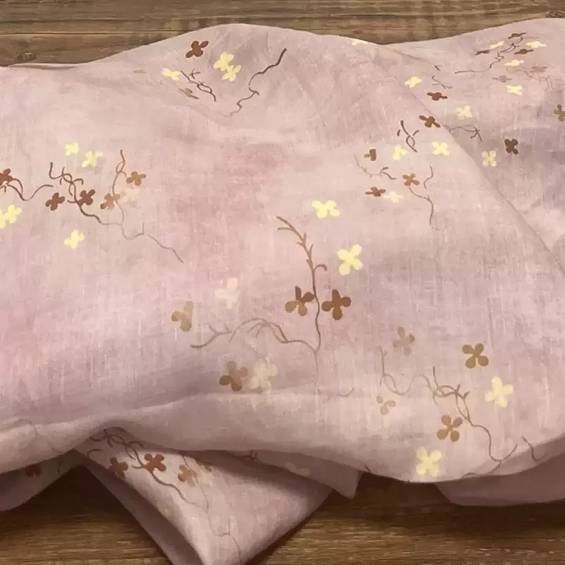 100% ramie fabric, nude pink printed pattern, used for making clothing, skirts, and DIY sewing fabrics
100% ramie fabric, nude pink printed pattern, used for making clothing, skirts, and DIY sewing fabrics