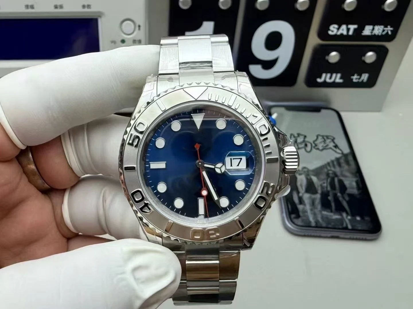 Customized watch, 40mm, sapphire glass mirror, customized integrated movement, stainless steel strap
Customized watch, 40mm, sapphire glass mirror, customized integrated movement, stainless steel strap