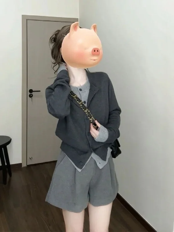 Серый вязаный свитер-жакет с контрастными вставками, женский, приталенный, укороченный фасон, новинка весны 2026, в университетском стиле, для ношения под одеждой, повседневный.
Серый вязаный свитер-жакет с контрастными вставками, женский, приталенный, укороченный фасон, новинка весны 2026, в университетском стиле, для ношения под одеждой, повседневный.