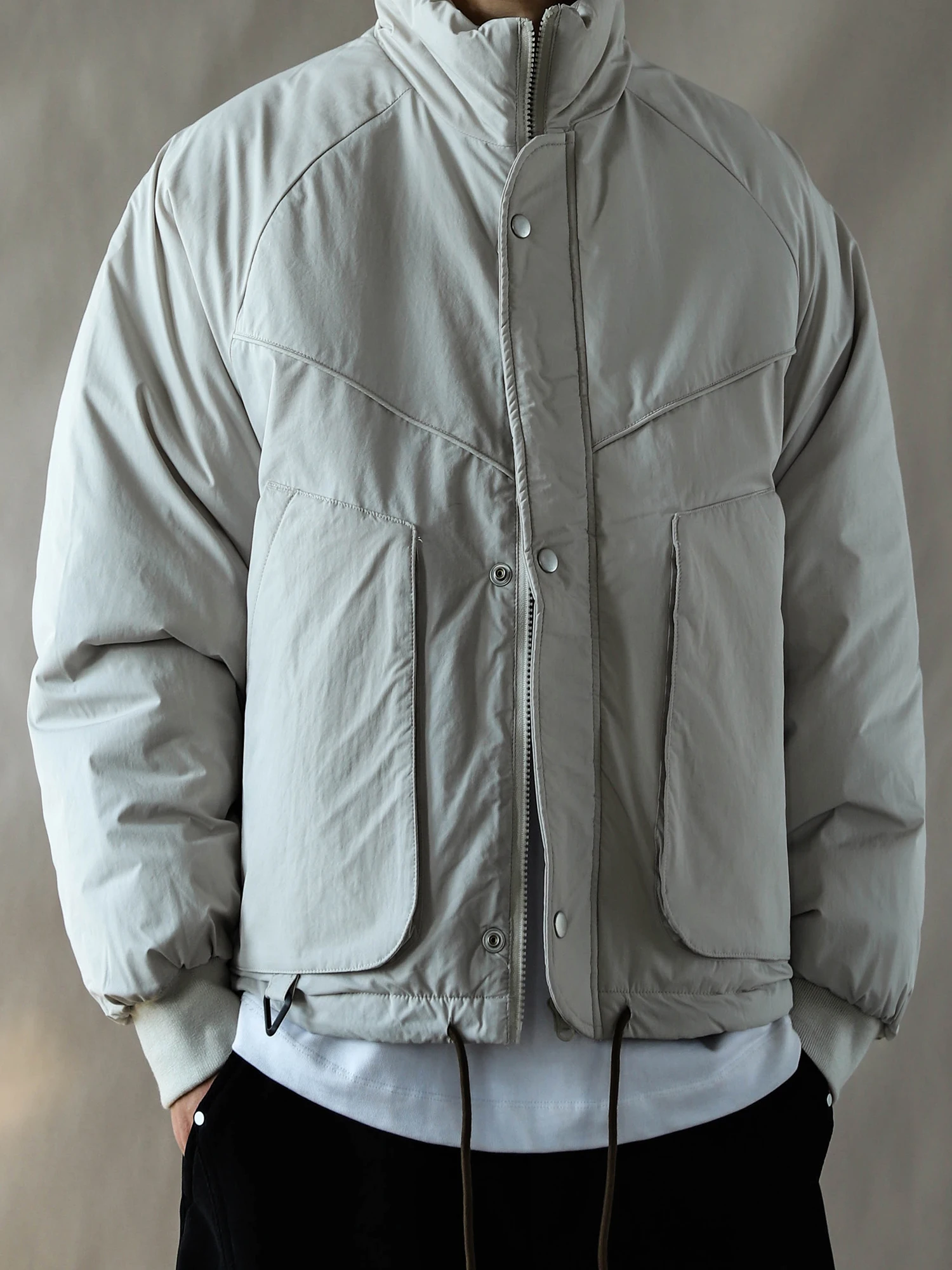 Мужская хлопковая куртка в стиле ретро, свободного кроя, теплая, легкая, с воротником-стойкой, повседневная верхняя одежда, молодежная модная трендовая модель
Мужская хлопковая куртка в стиле ретро, свободного кроя, теплая, легкая, с воротником-стойкой, повседневная верхняя одежда, молодежная модная трендовая модель