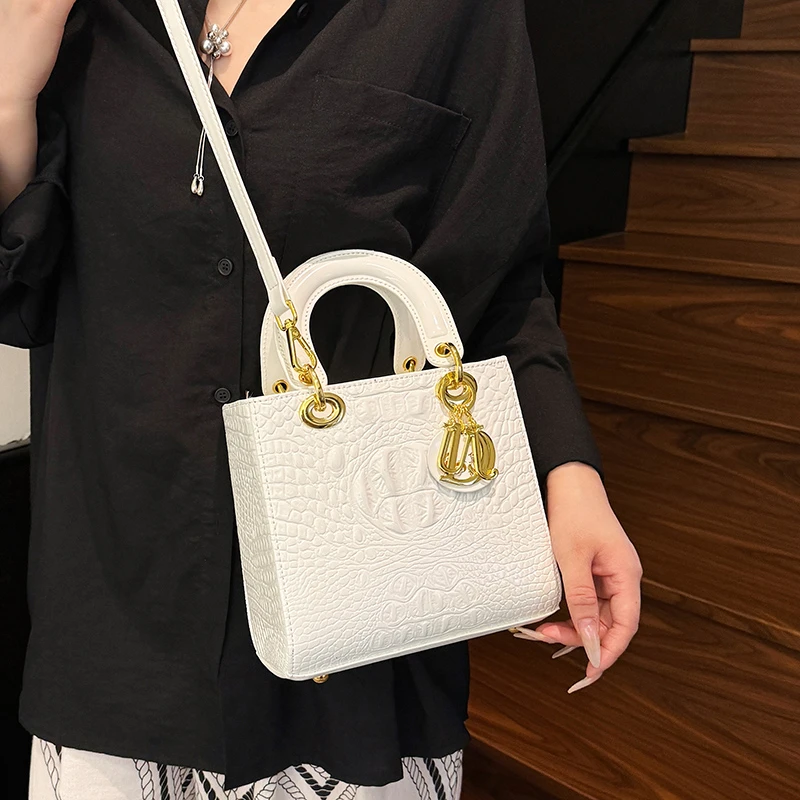 Chic Modern Minimalist Crossbody Bag for Women with Vintage Flair and Large Storage Capacity 
Chic Modern Minimalist Crossbody Bag for Women with Vintage Flair and Large Storage Capacity