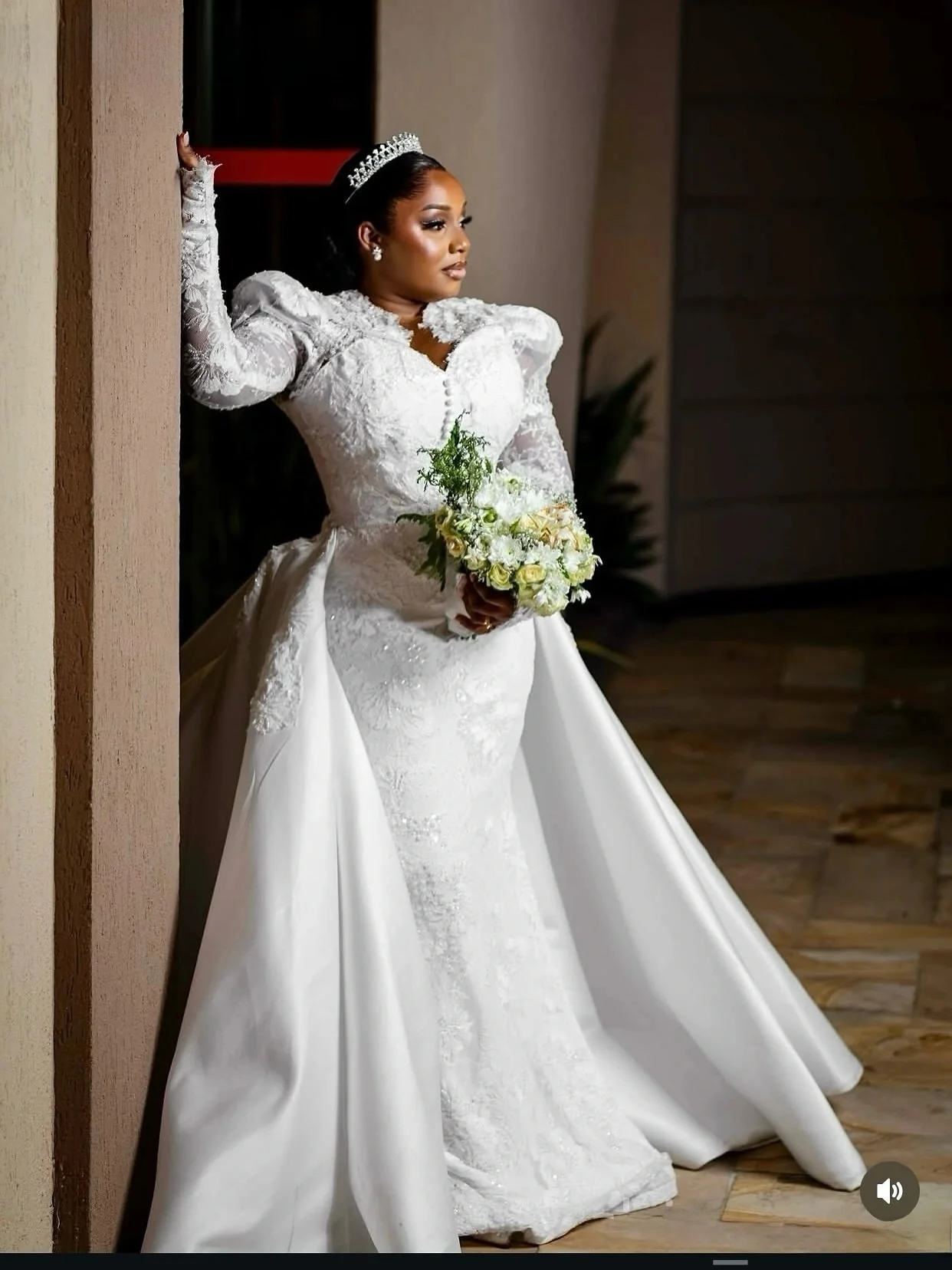 Customized Sheer Neck Shinny Lace Appliques Full Sleeve Wedding Dress with Removable Skirt Robe De Mariée Plus Size Bridal Gown
Customized Sheer Neck Shinny Lace Appliques Full Sleeve Wedding Dress with Removable Skirt Robe De Mariée Plus Size Bridal Gown