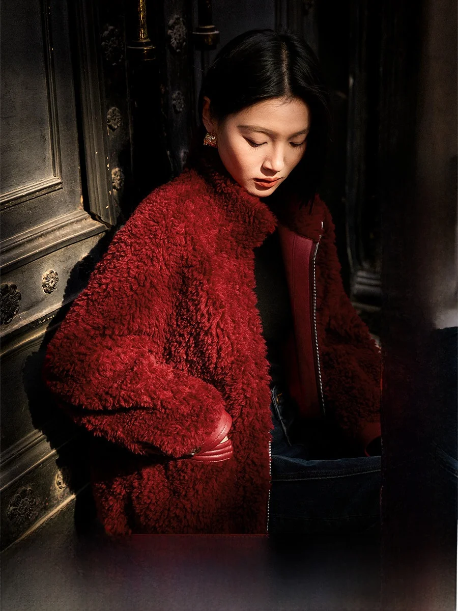 Xiao Han Ge Red Winter Robe Stand Collar Eco-Friendly Fur Particle Woolen Coat Warm Long Sve French Sle Loose Fit Women'...
Xiao Han Ge Red Winter Robe Stand Collar Eco-Friendly Fur Particle Woolen Coat Warm Long Sve French Sle Loose Fit Women'...