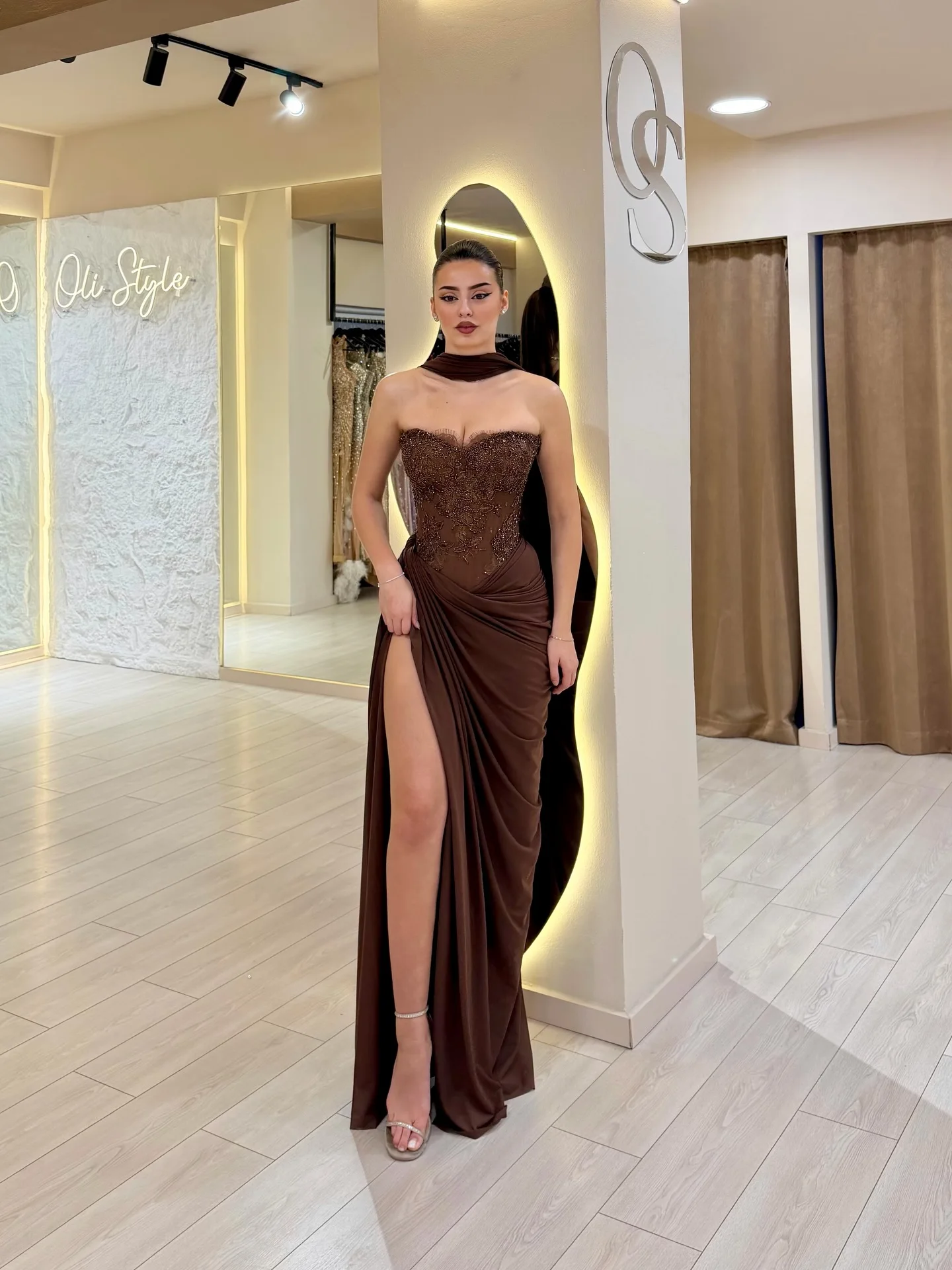 Customized Brown Lace Appliques Sleeveless Prom Dress Side High Slit Mermaid vestidos de noche Formal abendkleider hochzeit
Customized Brown Lace Appliques Sleeveless Prom Dress Side High Slit Mermaid vestidos de noche Formal abendkleider hochzeit