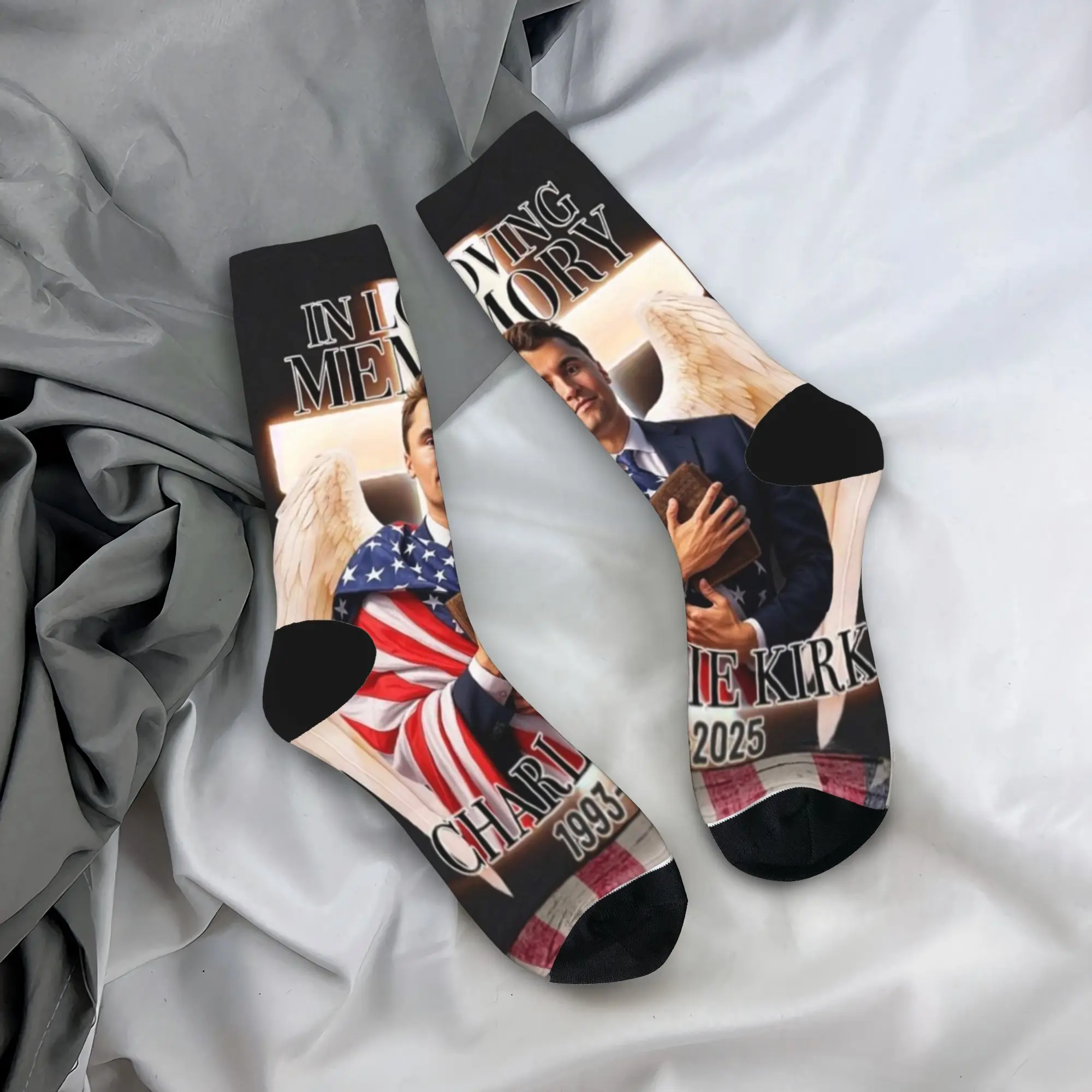 Носки Charlie Kirk Memorial Tribute, чулки с принтом, противоскользящие мужские носки, качественные осенние элегантные велосипедные носки
Носки Charlie Kirk Memorial Tribute, чулки с принтом, противоскользящие мужские носки, качественные осенние элегантные велосипедные носки