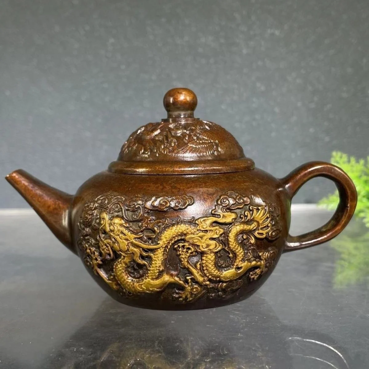 Longfeng Chengxiang Gilded Relief Tea Pot Handle Pure Copper Tea Pot Wine Pot Water Decoration
Longfeng Chengxiang Gilded Relief Tea Pot Handle Pure Copper Tea Pot Wine Pot Water Decoration