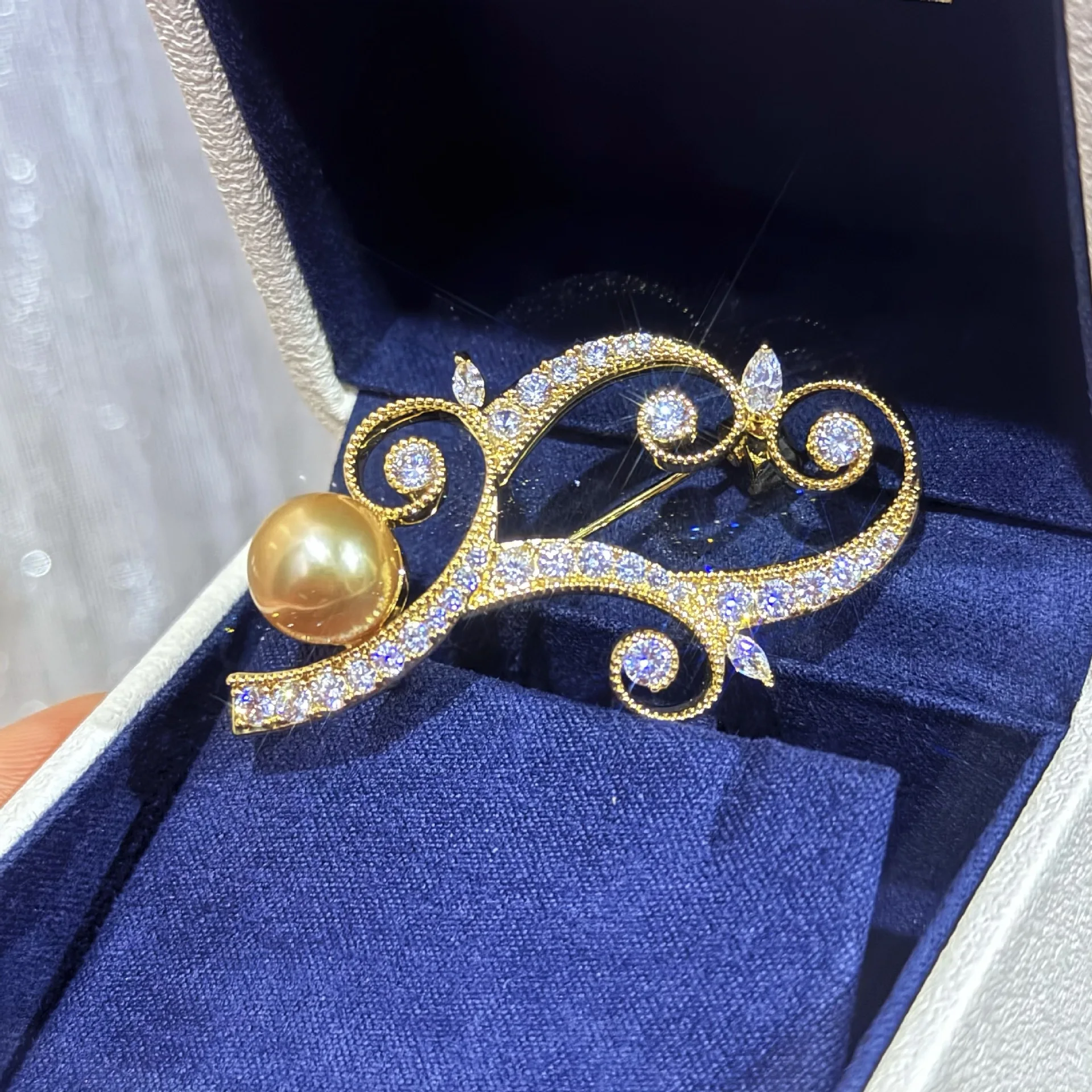 Natural pearl gold branch brooch with high-end feel, chest flower pin AAA9-10mm
Natural pearl gold branch brooch with high-end feel, chest flower pin AAA9-10mm