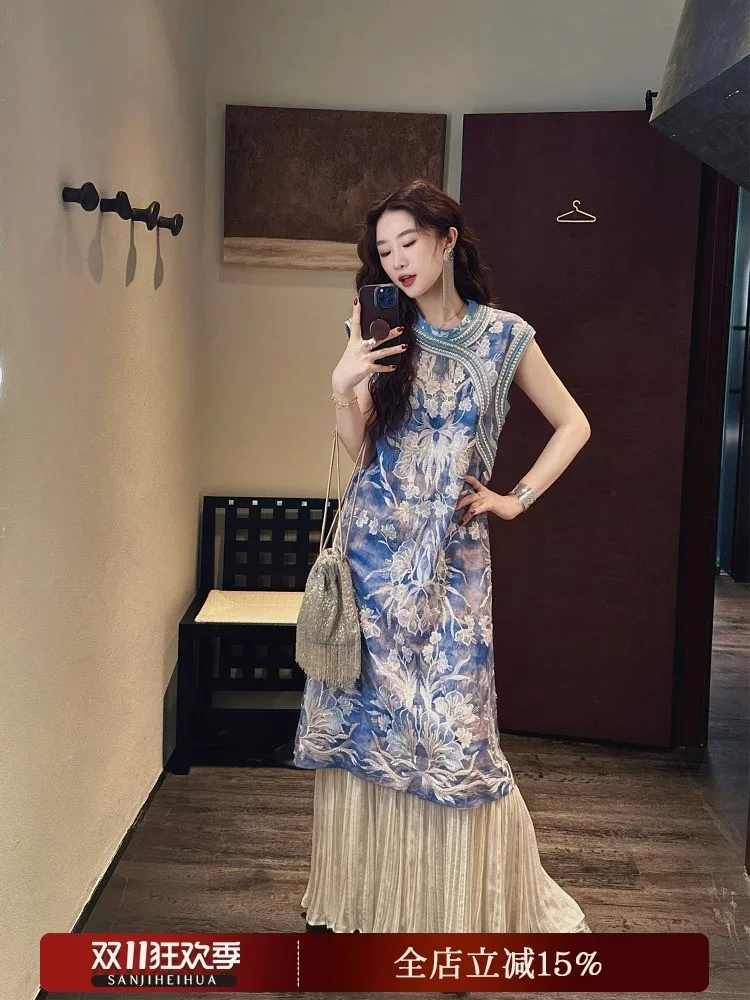 New Chinese-style traditional Chinese style heavy-duty embroidered vest cheongsam dress
New Chinese-style traditional Chinese style heavy-duty embroidered vest cheongsam dress