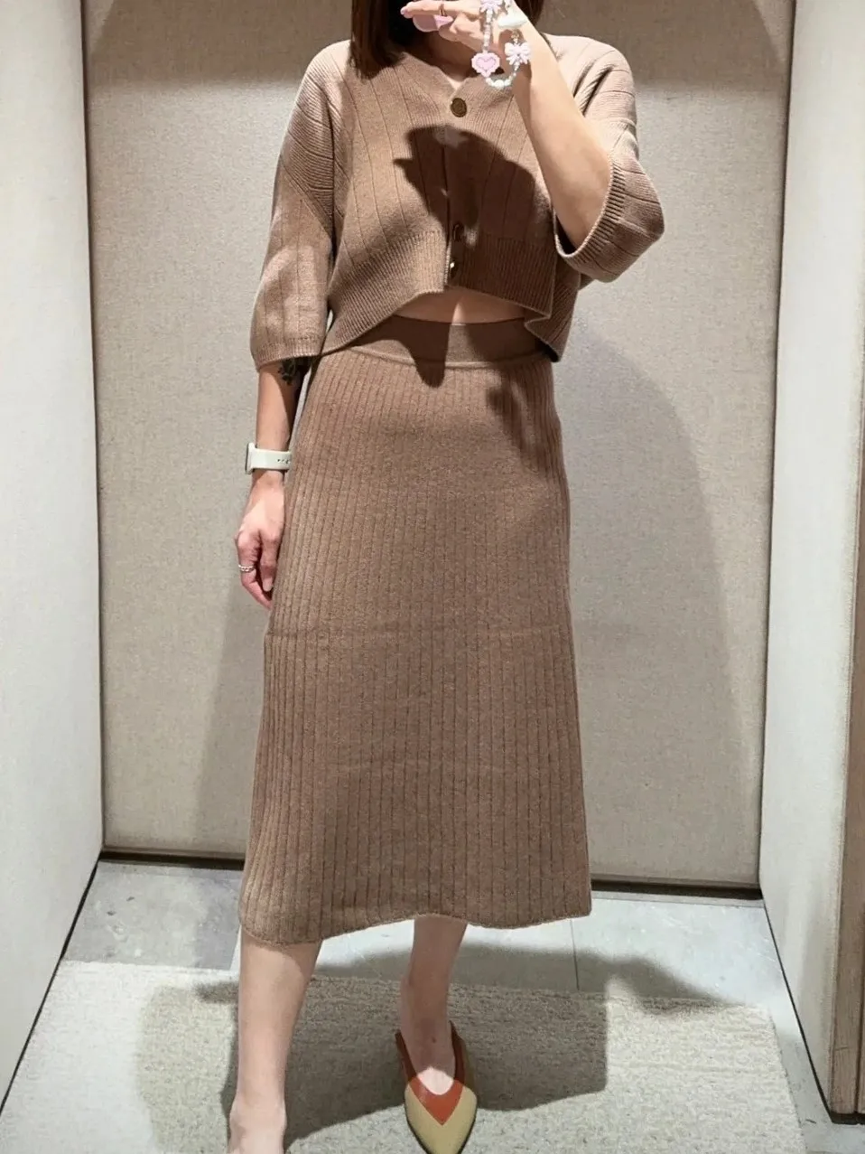 100% Cashmere Women's Knitted 2-Piece Set Autumn V-Neck Single Breasted Short Sleeve Cardigan + Elastic Waist A-Line Skirt Suit
100% Cashmere Women's Knitted 2-Piece Set Autumn V-Neck Single Breasted Short Sleeve Cardigan + Elastic Waist A-Line Skirt Suit