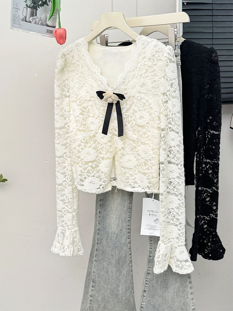 Bow shaped three-dimensional flower trumpet sleeve V-neck and velvet lace shirt for women's autumn hollow out slit short top
Bow shaped three-dimensional flower trumpet sleeve V-neck and velvet lace shirt for women's autumn hollow out slit short top