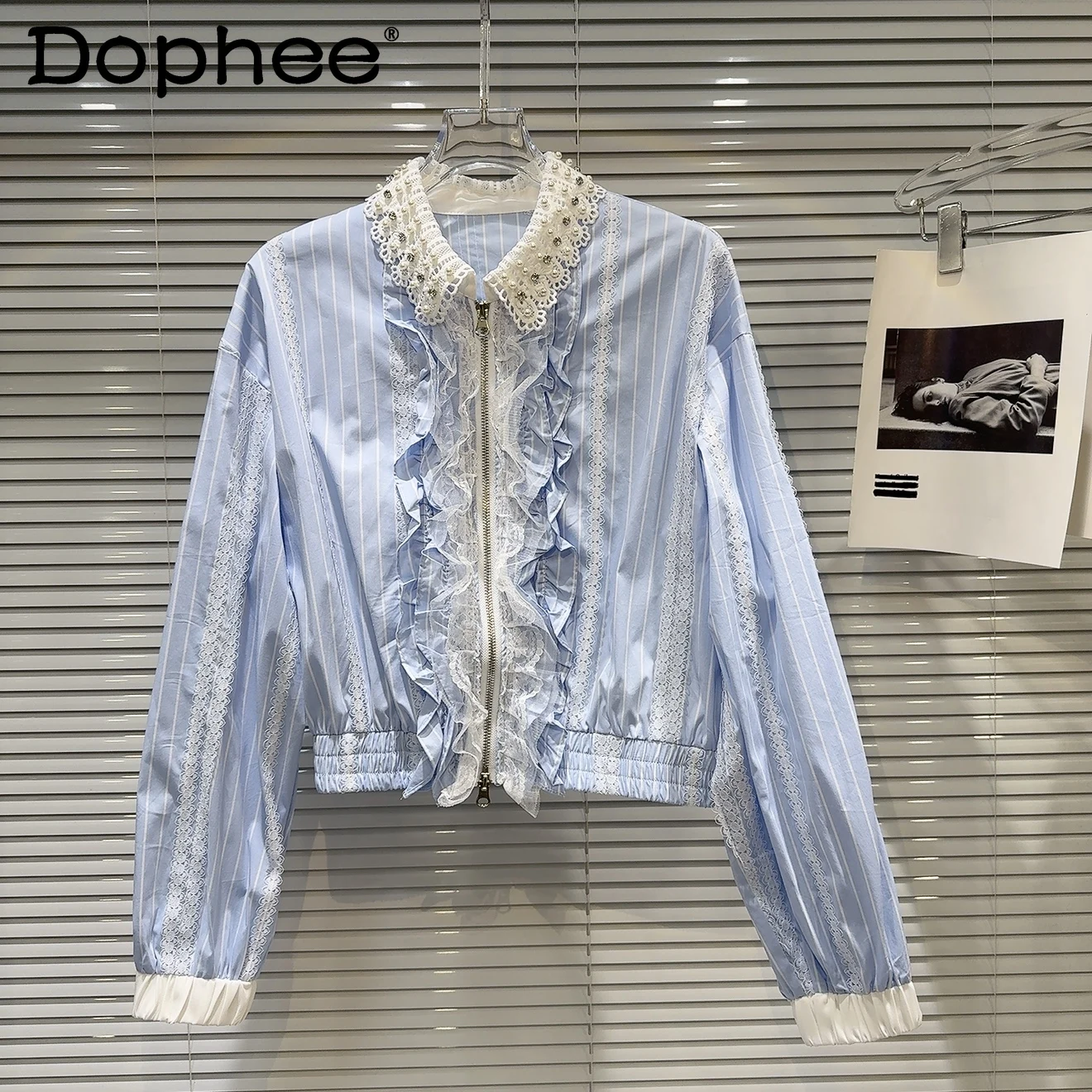 2025 Spring New Pearl Neck Lace Fungus Short Coat Long Sleeve Top Women Polo Collar Zipper Striped Thin Blue Jacket Women
2025 Spring New Pearl Neck Lace Fungus Short Coat Long Sleeve Top Women Polo Collar Zipper Striped Thin Blue Jacket Women