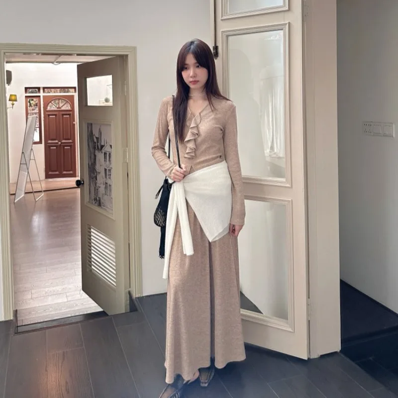 2025 Fashion Autumn French Romantic Ruffled V-Neck Knitted Sweater High Waist Skirt Set for Women
2025 Fashion Autumn French Romantic Ruffled V-Neck Knitted Sweater High Waist Skirt Set for Women