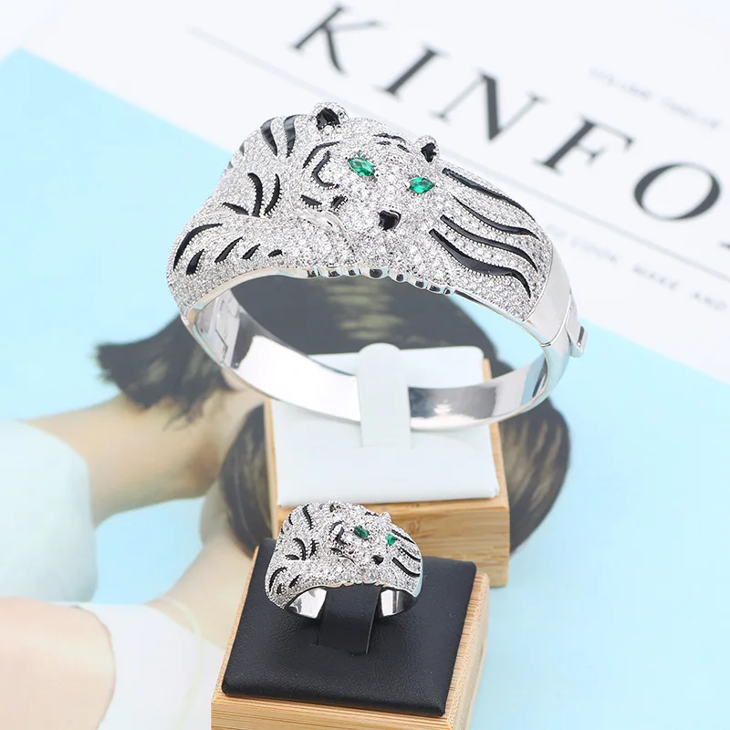 Hot selling new tiger bracelet AAA zircon inlaid classic versatile party street domineering couple accessories
Hot selling new tiger bracelet AAA zircon inlaid classic versatile party street domineering couple accessories