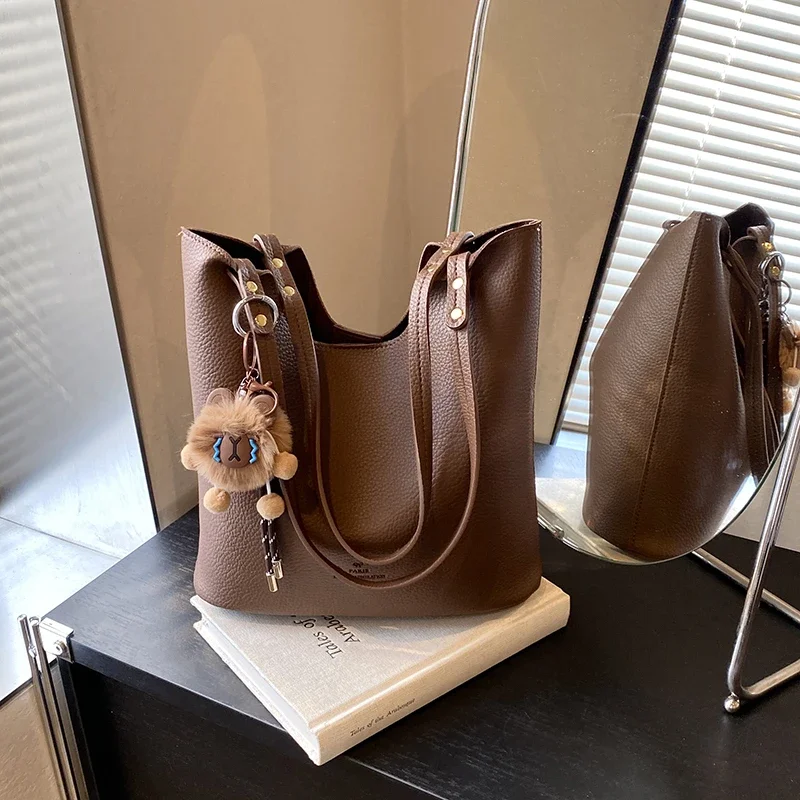 Large Capacity Shoulder Bag with High-end Feel for Women New Style Fashionable and Simple Commuting To Work Una Bolsa De Hombro
Large Capacity Shoulder Bag with High-end Feel for Women New Style Fashionable and Simple Commuting To Work Una Bolsa De Hombro