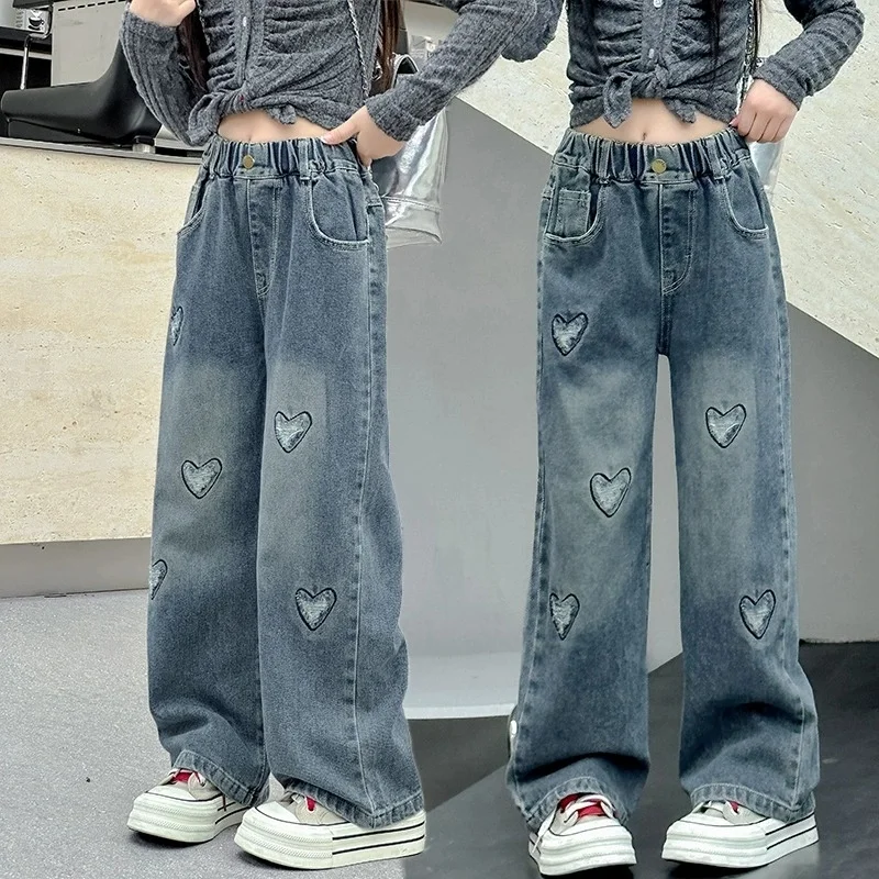 Новые джинсы для девочек на весну-осень 2026 года с узором в виде сердец и дырками, свободные брюки для девочек-подростков 5-14 лет, стильные джинсовые брюки с широкими штанинами
Новые джинсы для девочек на весну-осень 2026 года с узором в виде сердец и дырками, свободные брюки для девочек-подростков 5-14 лет, стильные джинсовые брюки с широкими штанинами