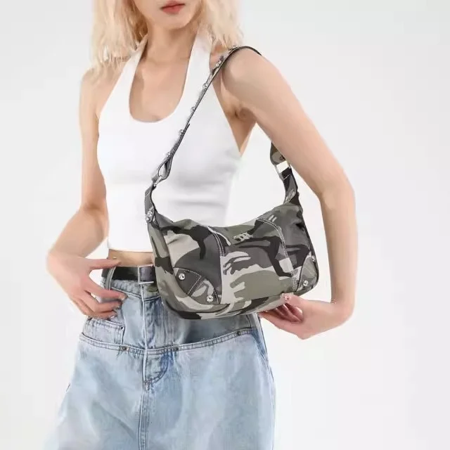 Милая крутая мотоциклетная сумка Y2K с заклепками на одно плечо, женская корейская новая камуфляжная сумка подмышками, сумка в стиле панк
Милая крутая мотоциклетная сумка Y2K с заклепками на одно плечо, женская корейская новая камуфляжная сумка подмышками, сумка в стиле панк