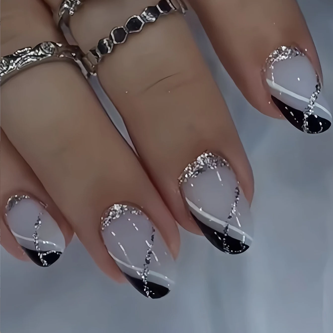 24PCS Short White Fake Nail Press Design, Silver Flashing, Fully Covered Acrylic Nail Artificial Stick, Women'S Decoration
24PCS Short White Fake Nail Press Design, Silver Flashing, Fully Covered Acrylic Nail Artificial Stick, Women'S Decoration