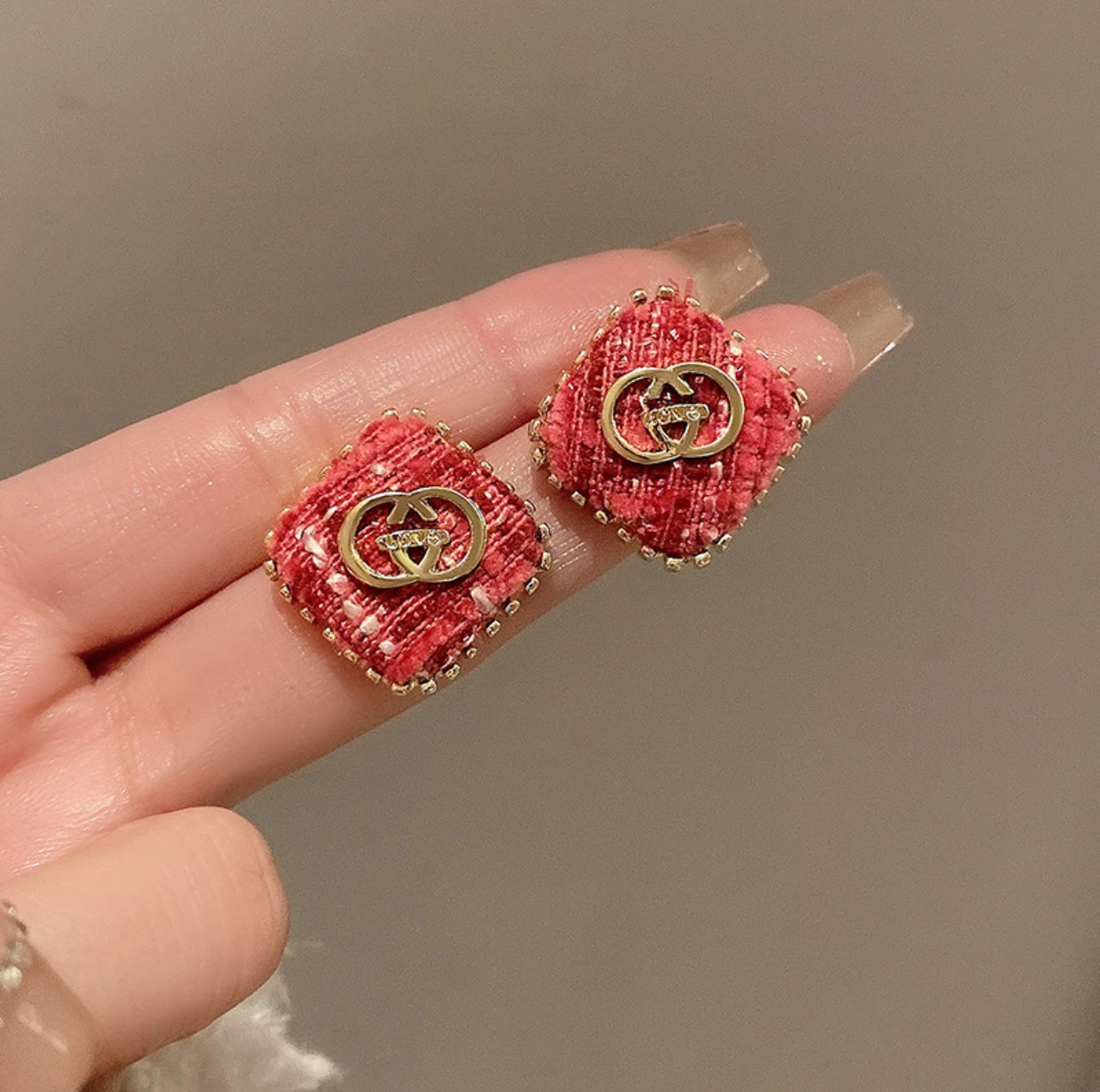 Luxury, sophisticated vintage French earring square fashion earpieces highly floral red new party ear studs
Luxury, sophisticated vintage French earring square fashion earpieces highly floral red new party ear studs