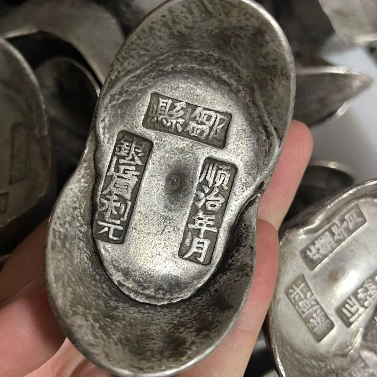 Antique collection Qing Dynasty honeycomb ten taels of silver bricks large silver ingots to attract wealth and gather wealth orn
Antique collection Qing Dynasty honeycomb ten taels of silver bricks large silver ingots to attract wealth and gather wealth orn