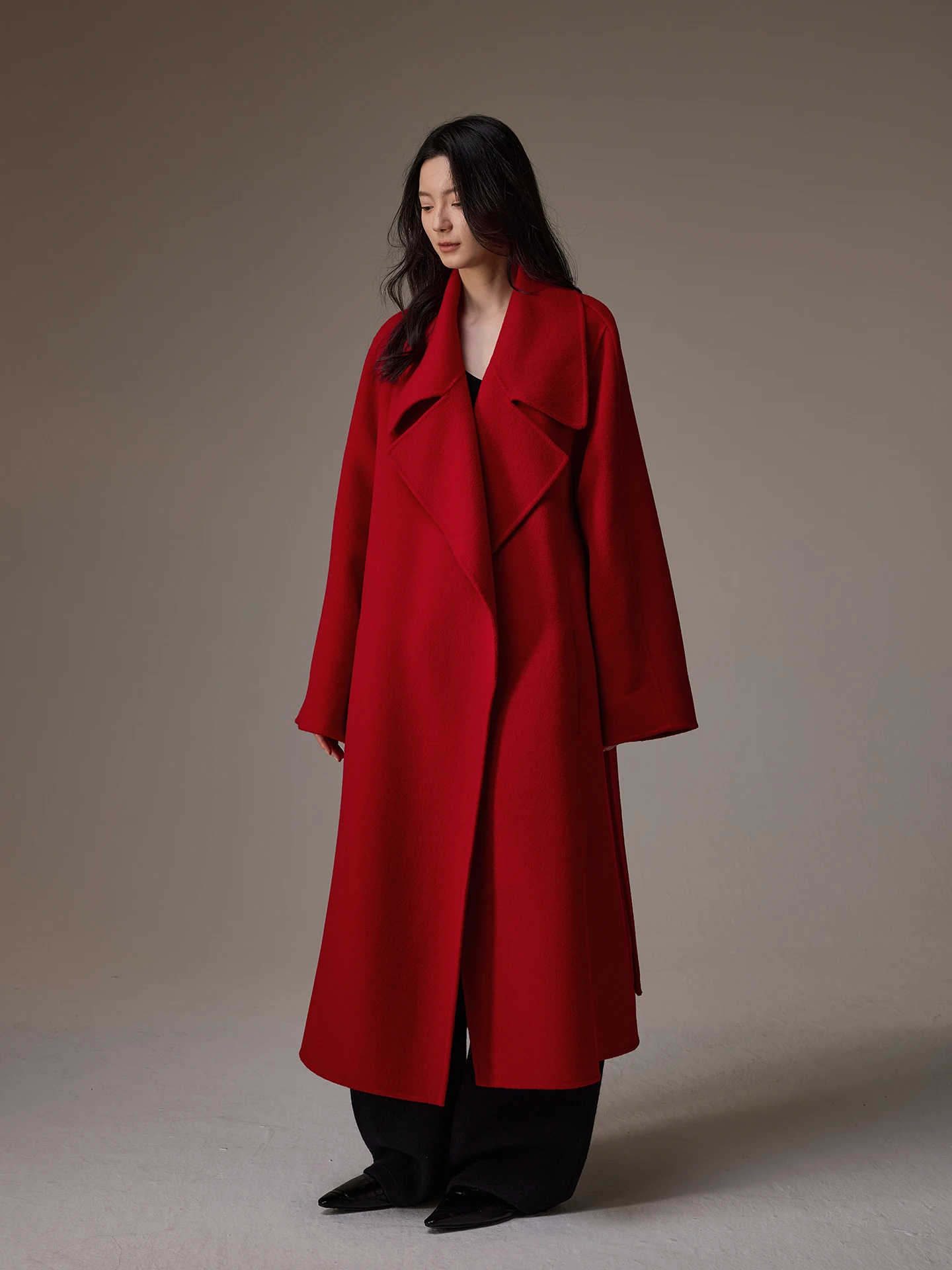 Двустороннее шерстяное длинное пальто с классическим отложным воротником, однотонное, INOUT Q2025, осень-зима, новинка, свободный крой, женское пальто
Двустороннее шерстяное длинное пальто с классическим отложным воротником, однотонное, INOUT Q2025, осень-зима, новинка, свободный крой, женское пальто