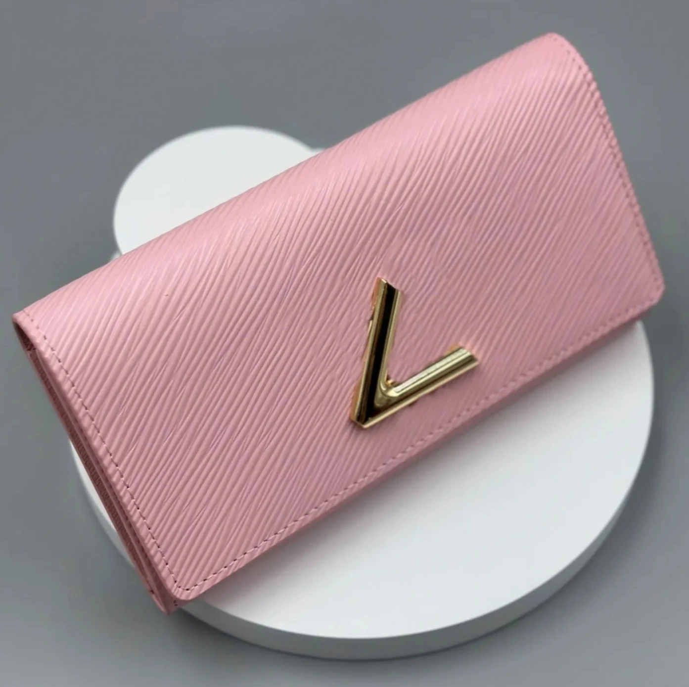 woman wallet The leather wallet adopts a rotating lock design, forming a finger crossing shape coin purses card holder
woman wallet The leather wallet adopts a rotating lock design, forming a finger crossing shape coin purses card holder