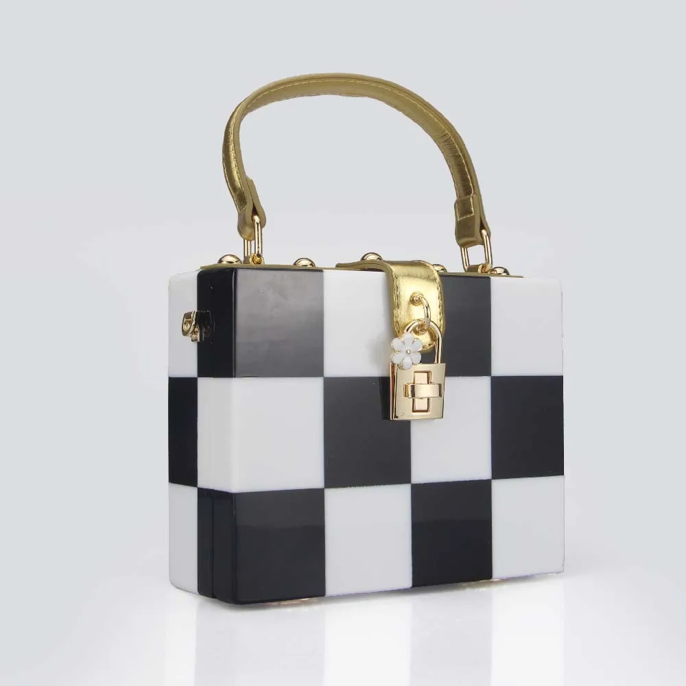 2024 New Korean Ins Women's Celebrity Color Contrasting Retro Chessboard Pattern shoulder Bag Niche Ladies Lock Chain Box Bag
2024 New Korean Ins Women's Celebrity Color Contrasting Retro Chessboard Pattern shoulder Bag Niche Ladies Lock Chain Box Bag