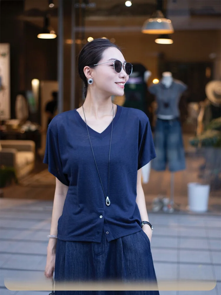 Модная женская футболка с V-образным вырезом, легкая, приталенная, с четкими линиями кроя, с круглым вырезом, коротким рукавом, облегающая, дышащая, комфортная.
Модная женская футболка с V-образным вырезом, легкая, приталенная, с четкими линиями кроя, с круглым вырезом, коротким рукавом, облегающая, дышащая, комфортная.