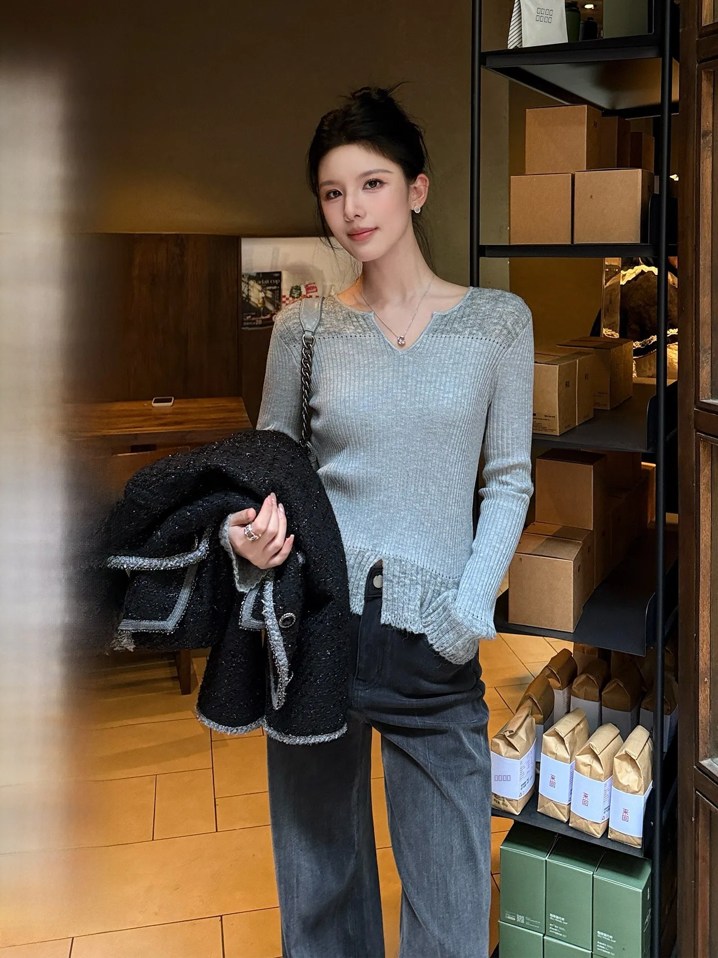 Женский зимний облегающий вязаный топ с V-образным вырезом, однотонный, повседневный, теплый, модный дизайн
Женский зимний облегающий вязаный топ с V-образным вырезом, однотонный, повседневный, теплый, модный дизайн