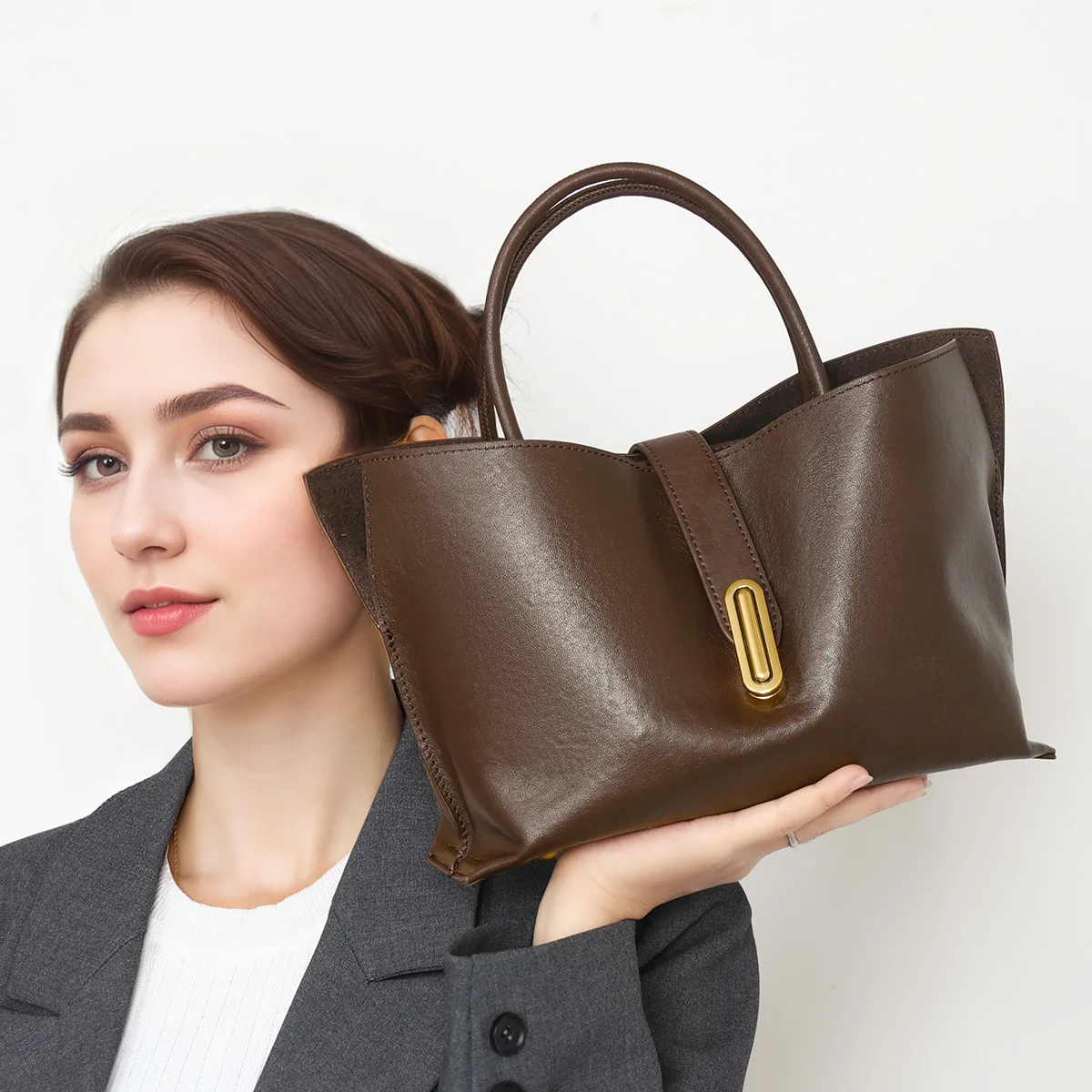 Women's Full-Grain Veg-Tanned Leather Bucket Bag, Retro Elegance Handheld/Shoulder/Crossbody Multi-Carry | Durable Craftsmanship 
Women's Full-Grain Veg-Tanned Leather Bucket Bag, Retro Elegance Handheld/Shoulder/Crossbody Multi-Carry | Durable Craftsmanship