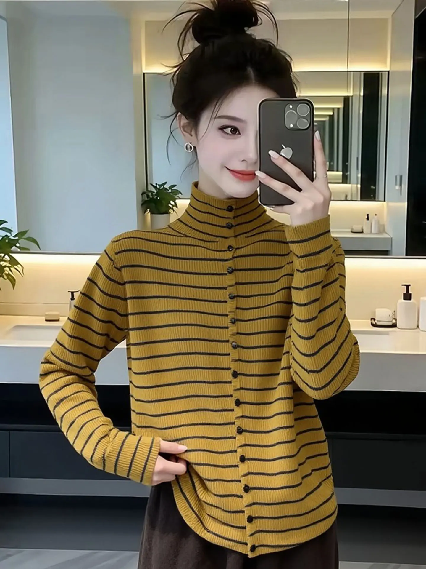 Модный полосатый вязаный кардиган с длинными рукавами, на одной пуговице, с высоким воротником, стандартного кроя, для повседневной носки, весенний модный свитер-топ
Модный полосатый вязаный кардиган с длинными рукавами, на одной пуговице, с высоким воротником, стандартного кроя, для повседневной носки, весенний модный свитер-топ