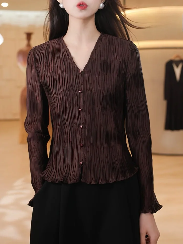 Шикарная коричневая плиссированная блузка с V-образным вырезом, универсальный топ больших размеров, стройнящий силуэт, роскошный, с длинными рукавами, женская модная одежда.
Шикарная коричневая плиссированная блузка с V-образным вырезом, универсальный топ больших размеров, стройнящий силуэт, роскошный, с длинными рукавами, женская модная одежда.