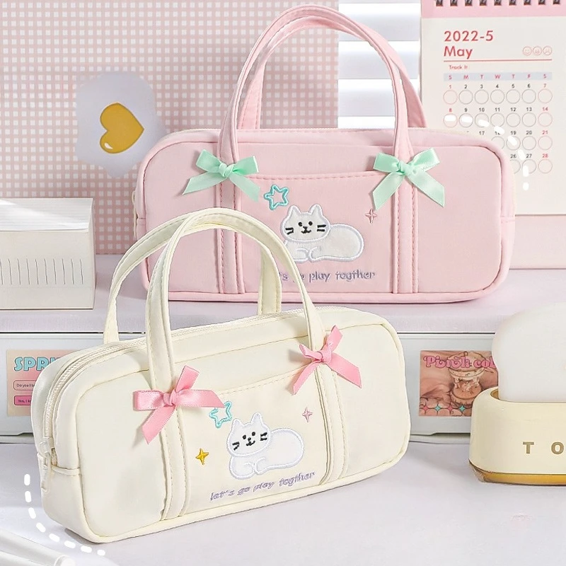 Cute Korean Aesthetic Bow Cat Pencil Case Handheld Embroidery Makeup Bag Kawaii Fresh Multi-functional Stationery Organizer Bag
Cute Korean Aesthetic Bow Cat Pencil Case Handheld Embroidery Makeup Bag Kawaii Fresh Multi-functional Stationery Organizer Bag
