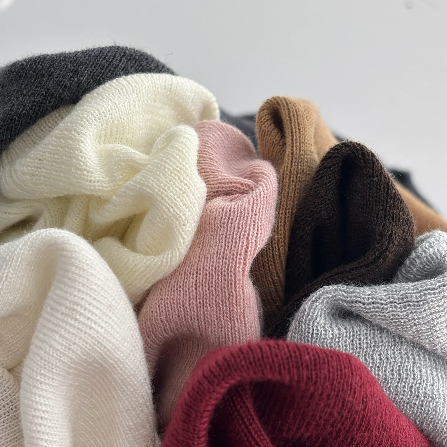 Простая вязаная базовая кофта из смесовой шерсти для женщин, зимняя модная универсальная теплая вязаная базовая кофта с высоким воротником 8H30004
Простая вязаная базовая кофта из смесовой шерсти для женщин, зимняя модная универсальная теплая вязаная базовая кофта с высоким воротником 8H30004