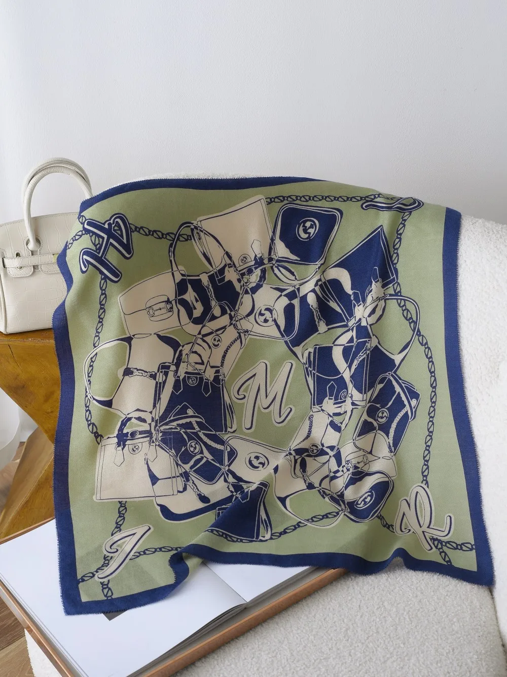 Silk Wool Scarf Luxury Designer Shawls Winter Square Soft Bandanas Neck Belt Decoration Christmas Mother Lover gift
Silk Wool Scarf Luxury Designer Shawls Winter Square Soft Bandanas Neck Belt Decoration Christmas Mother Lover gift