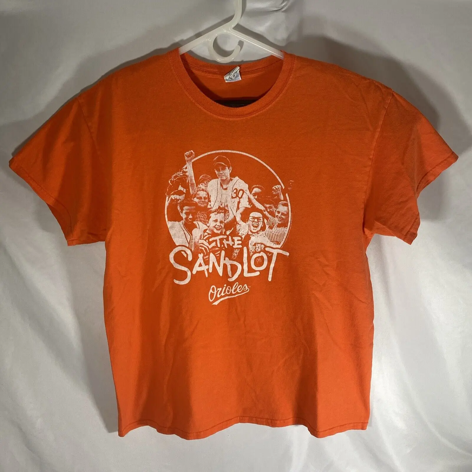 Футболка SANDLOT Orioles XL, оранжевая и белая пленка aus, Sandlot-
Футболка SANDLOT Orioles XL, оранжевая и белая пленка aus, Sandlot-