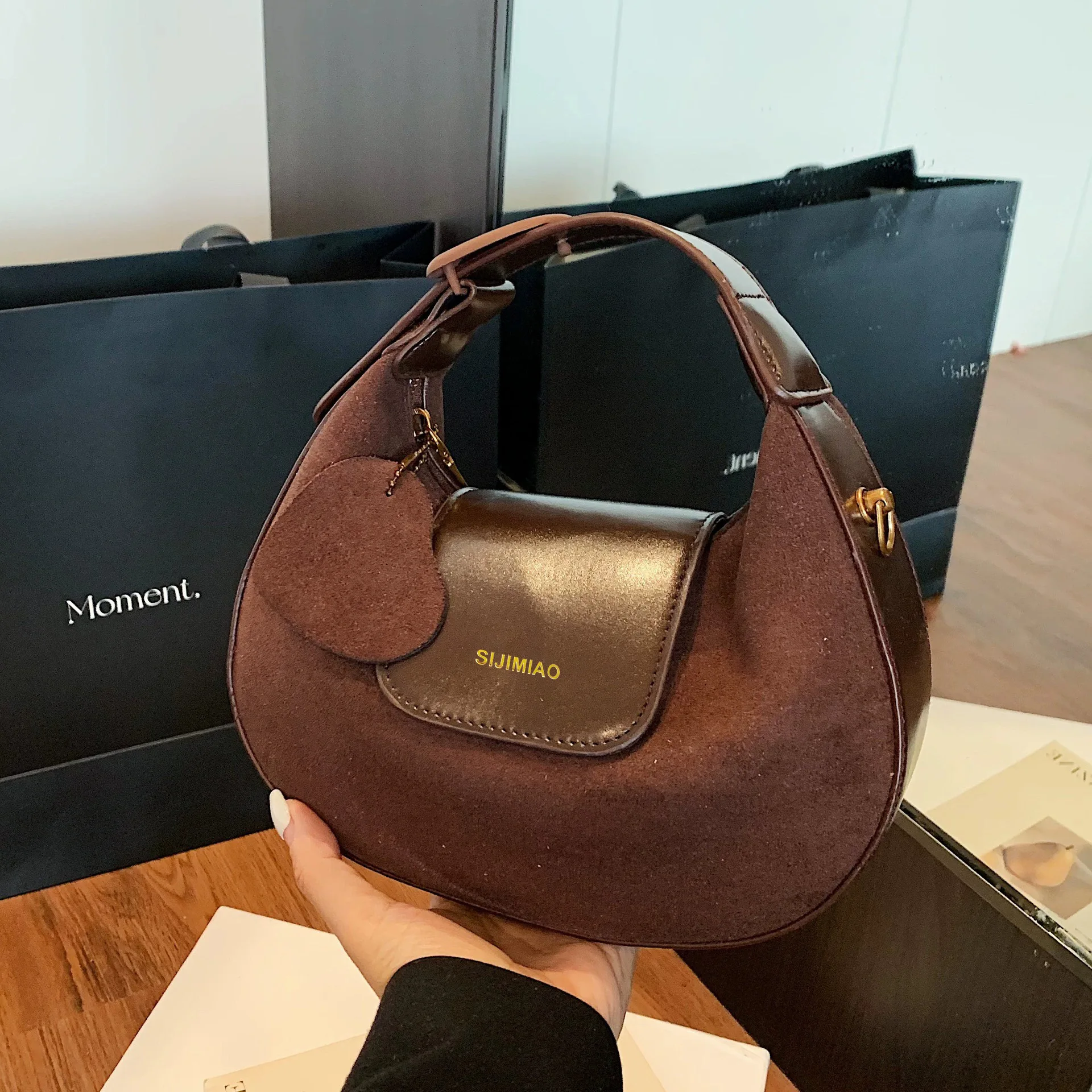 Vintage Matte Crossbody Bags Small for Women 2026 New Style Niche Design Shoulder Bag for Ladies for Daily Commuting Square Bag
Vintage Matte Crossbody Bags Small for Women 2026 New Style Niche Design Shoulder Bag for Ladies for Daily Commuting Square Bag
